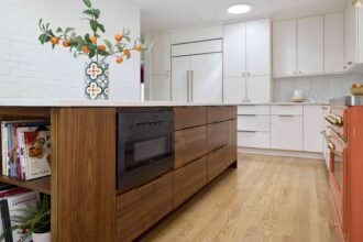 Você realmente deve colocar um micro-ondas em uma ilha de cozinha? Profissionais avaliam